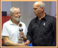 Bernhard Seelhorst erhielt Bronze vom Ersatz-Turnierleiter Ralf Pallasch (fr Wolfdietrich Schwarzer, nur Freitag) 