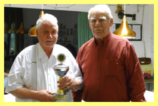 Gold für den Champion Jürgen Mann/Billardfalken aus der Hand des Turnierleiters Wolfdietrich Schwarzer