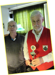 Turnierleiter Harald Kutzki ehrte den Sieger Schmidt